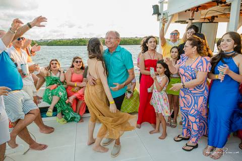 aniversario, 15 anos, em barco, litoral norte, natal, praia da redinha, fim de tarde, festa,  por do sol, diversão, decoracao, festa, amizade, familia, '
