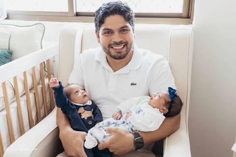 Ensaio newborn, em casa, recem nascido, quarto do bebe, irmãos, gemeos, casal, pais, fotografia de familia, foto em casa, quarto do bebe, decoração do quarto, ensaio de familia, fotografia newborn, primeiros dias, fotografo em natal, detalhes, '