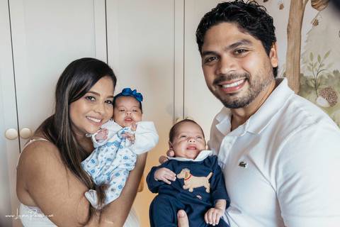 Ensaio newborn, em casa, recem nascido, quarto do bebe, irmãos, gemeos, casal, pais, fotografia de familia, foto em casa, quarto do bebe, decoração do quarto, ensaio de familia, fotografia newborn, primeiros dias, fotografo em natal, detalhes, '