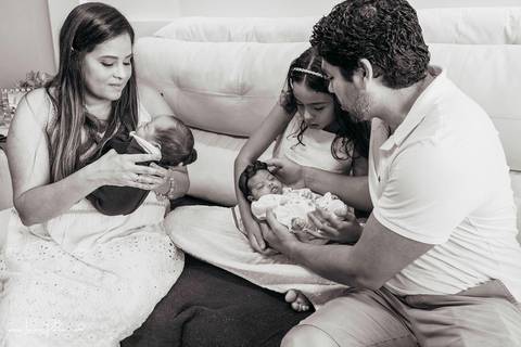 Ensaio newborn, em casa, recem nascido, quarto do bebe, irmãos, gemeos, casal, pais, fotografia de familia, foto em casa, quarto do bebe, decoração do quarto, ensaio de familia, fotografia newborn, primeiros dias, fotografo em natal, detalhes, '