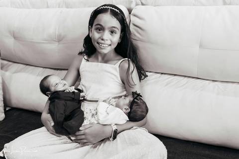 Ensaio newborn, em casa, recem nascido, quarto do bebe, irmãos, gemeos, casal, pais, fotografia de familia, foto em casa, quarto do bebe, decoração do quarto, ensaio de familia, fotografia newborn, primeiros dias, fotografo em natal, detalhes, '