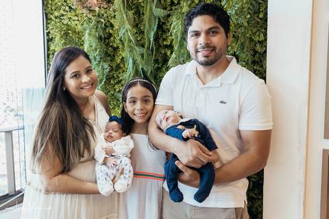 Ensaio newborn, em casa, recem nascido, quarto do bebe, irmãos, gemeos, casal, pais, fotografia de familia, foto em casa, quarto do bebe, decoração do quarto, ensaio de familia, fotografia newborn, primeiros dias, fotografo em natal, detalhes, '