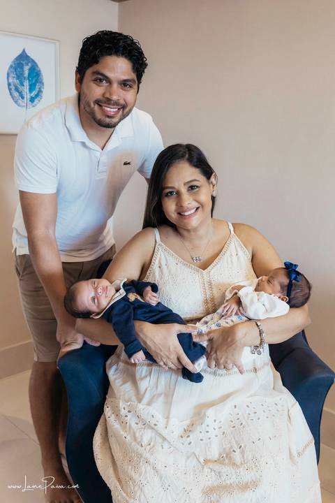 Ensaio newborn, em casa, recem nascido, quarto do bebe, irmãos, gemeos, casal, pais, fotografia de familia, foto em casa, quarto do bebe, decoração do quarto, ensaio de familia, fotografia newborn, primeiros dias, fotografo em natal, detalhes, '