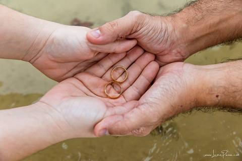 ensaio pre wedding de casal no engenho Pituaçu e na praia de barra de cunhau em canguaretama, fotos para casamento em natal, fim de tarde chuvoso no trapiche, mar, chuva, amor, pedido de casamento com alianças e fotos divertidas e descontraídas que conta '