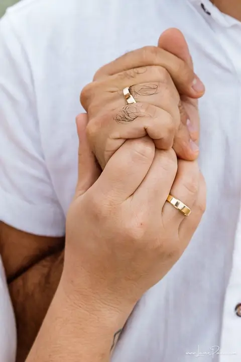 ensaio pre wedding de casal no engenho Pituaçu e na praia de barra de cunhau em canguaretama, fotos para casamento em natal, fim de tarde chuvoso no trapiche, mar, chuva, amor, pedido de casamento com alianças e fotos divertidas e descontraídas que conta '