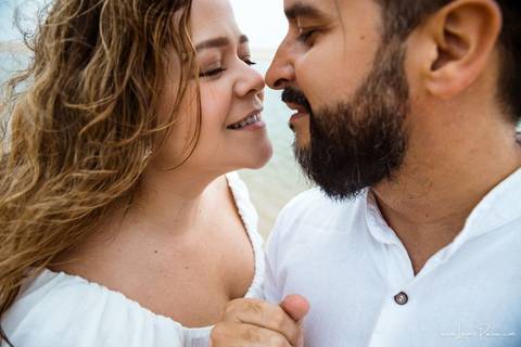 ensaio pre wedding de casal no engenho Pituaçu e na praia de barra de cunhau em canguaretama, fotos para casamento em natal, fim de tarde chuvoso no trapiche, mar, chuva, amor, pedido de casamento com alianças e fotos divertidas e descontraídas que conta '