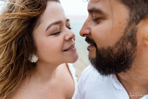 ensaio pre wedding de casal no engenho Pituaçu e na praia de barra de cunhau em canguaretama, fotos para casamento em natal, fim de tarde chuvoso no trapiche, mar, chuva, amor, pedido de casamento com alianças e fotos divertidas e descontraídas que conta '