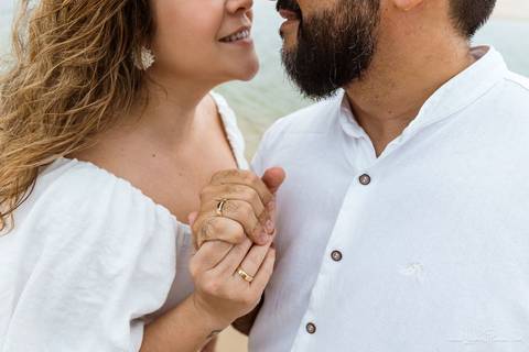 ensaio pre wedding de casal no engenho Pituaçu e na praia de barra de cunhau em canguaretama, fotos para casamento em natal, fim de tarde chuvoso no trapiche, mar, chuva, amor, pedido de casamento com alianças e fotos divertidas e descontraídas que conta '