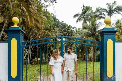 ensaio pre wedding de casal no engenho Pituaçu e na praia de barra de cunhau em canguaretama, fotos para casamento em natal, fim de tarde chuvoso no trapiche, mar, chuva, amor, pedido de casamento com alianças e fotos divertidas e descontraídas que conta '