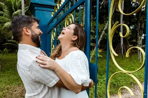 ensaio pre wedding de casal no engenho Pituaçu e na praia de barra de cunhau em canguaretama, fotos para casamento em natal, fim de tarde chuvoso no trapiche, mar, chuva, amor, pedido de casamento com alianças e fotos divertidas e descontraídas que conta '