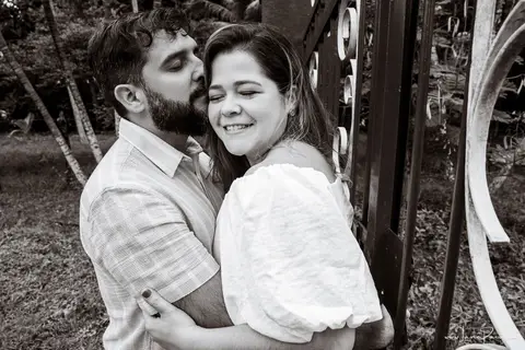 ensaio pre wedding de casal no engenho Pituaçu e na praia de barra de cunhau em canguaretama, fotos para casamento em natal, fim de tarde chuvoso no trapiche, mar, chuva, amor, pedido de casamento com alianças e fotos divertidas e descontraídas que conta '
