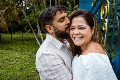 ensaio pre wedding de casal no engenho Pituaçu e na praia de barra de cunhau em canguaretama, fotos para casamento em natal, fim de tarde chuvoso no trapiche, mar, chuva, amor, pedido de casamento com alianças e fotos divertidas e descontraídas que conta '