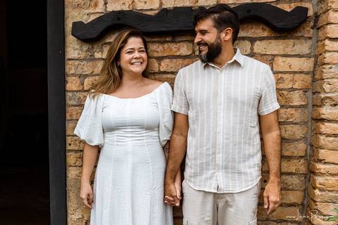 ensaio pre wedding de casal no engenho Pituaçu e na praia de barra de cunhau em canguaretama, fotos para casamento em natal, fim de tarde chuvoso no trapiche, mar, chuva, amor, pedido de casamento com alianças e fotos divertidas e descontraídas que conta '