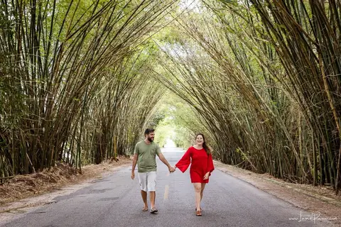 ensaio pre wedding de casal no engenho Pituaçu e na praia de barra de cunhau em canguaretama, fotos para casamento em natal, fim de tarde chuvoso no trapiche, mar, chuva, amor, pedido de casamento com alianças e fotos divertidas e descontraídas que conta '
