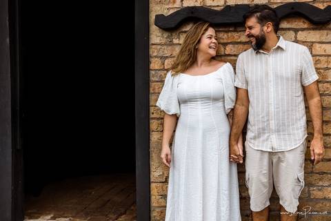 ensaio pre wedding de casal no engenho Pituaçu e na praia de barra de cunhau em canguaretama, fotos para casamento em natal, fim de tarde chuvoso no trapiche, mar, chuva, amor, pedido de casamento com alianças e fotos divertidas e descontraídas que conta '