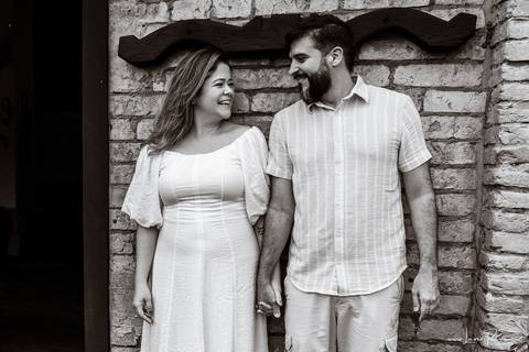 ensaio pre wedding de casal no engenho Pituaçu e na praia de barra de cunhau em canguaretama, fotos para casamento em natal, fim de tarde chuvoso no trapiche, mar, chuva, amor, pedido de casamento com alianças e fotos divertidas e descontraídas que conta '