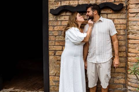 ensaio pre wedding de casal no engenho Pituaçu e na praia de barra de cunhau em canguaretama, fotos para casamento em natal, fim de tarde chuvoso no trapiche, mar, chuva, amor, pedido de casamento com alianças e fotos divertidas e descontraídas que conta '