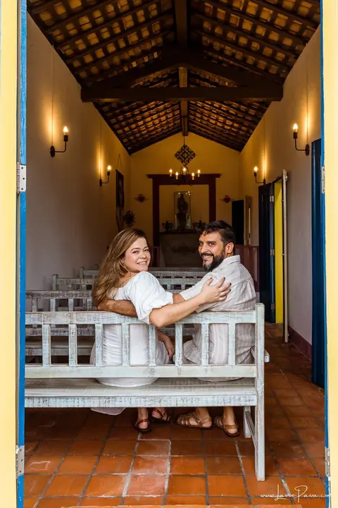ensaio pre wedding de casal no engenho Pituaçu e na praia de barra de cunhau em canguaretama, fotos para casamento em natal, fim de tarde chuvoso no trapiche, mar, chuva, amor, pedido de casamento com alianças e fotos divertidas e descontraídas que conta '