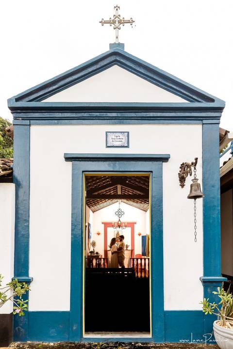 ensaio pre wedding de casal no engenho Pituaçu e na praia de barra de cunhau em canguaretama, fotos para casamento em natal, fim de tarde chuvoso no trapiche, mar, chuva, amor, pedido de casamento com alianças e fotos divertidas e descontraídas que conta '