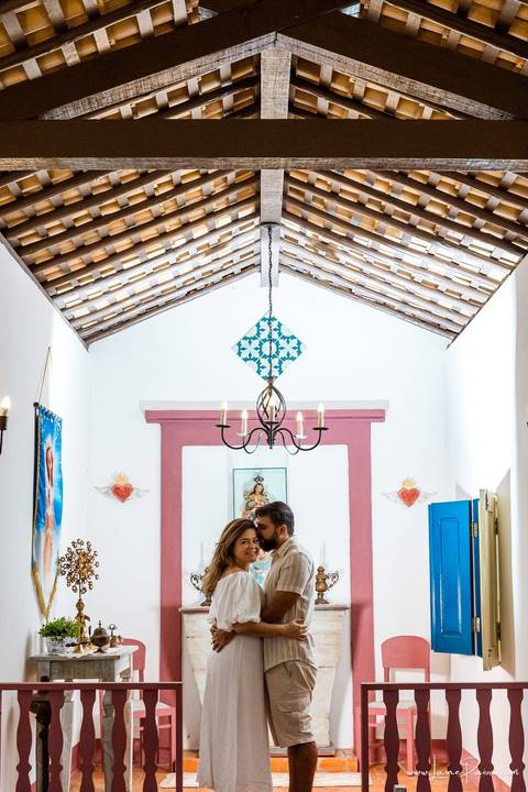 ensaio pre wedding de casal no engenho Pituaçu e na praia de barra de cunhau em canguaretama, fotos para casamento em natal, fim de tarde chuvoso no trapiche, mar, chuva, amor, pedido de casamento com alianças e fotos divertidas e descontraídas que conta '