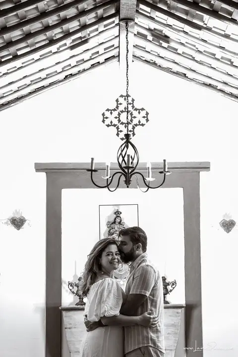 ensaio pre wedding de casal no engenho Pituaçu e na praia de barra de cunhau em canguaretama, fotos para casamento em natal, fim de tarde chuvoso no trapiche, mar, chuva, amor, pedido de casamento com alianças e fotos divertidas e descontraídas que conta '