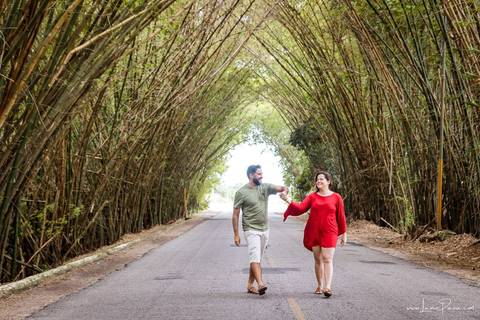 ensaio pre wedding de casal no engenho Pituaçu e na praia de barra de cunhau em canguaretama, fotos para casamento em natal, fim de tarde chuvoso no trapiche, mar, chuva, amor, pedido de casamento com alianças e fotos divertidas e descontraídas que conta '