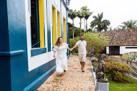 ensaio pre wedding de casal no engenho Pituaçu e na praia de barra de cunhau em canguaretama, fotos para casamento em natal, fim de tarde chuvoso no trapiche, mar, chuva, amor, pedido de casamento com alianças e fotos divertidas e descontraídas que conta '