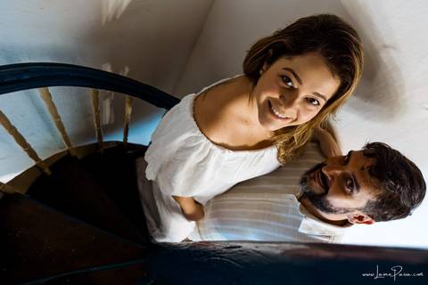 ensaio pre wedding de casal no engenho Pituaçu e na praia de barra de cunhau em canguaretama, fotos para casamento em natal, fim de tarde chuvoso no trapiche, mar, chuva, amor, pedido de casamento com alianças e fotos divertidas e descontraídas que conta '