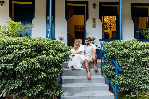 ensaio pre wedding de casal no engenho Pituaçu e na praia de barra de cunhau em canguaretama, fotos para casamento em natal, fim de tarde chuvoso no trapiche, mar, chuva, amor, pedido de casamento com alianças e fotos divertidas e descontraídas que conta '
