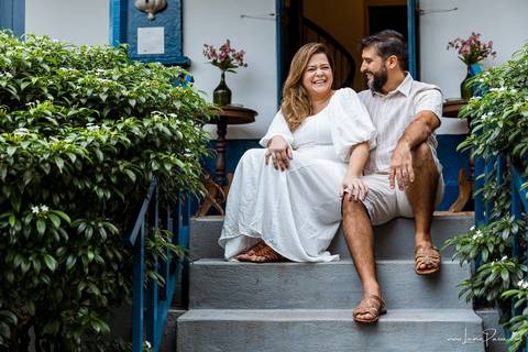 ensaio pre wedding de casal no engenho Pituaçu e na praia de barra de cunhau em canguaretama, fotos para casamento em natal, fim de tarde chuvoso no trapiche, mar, chuva, amor, pedido de casamento com alianças e fotos divertidas e descontraídas que conta '