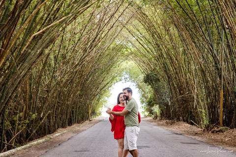 ensaio pre wedding de casal no engenho Pituaçu e na praia de barra de cunhau em canguaretama, fotos para casamento em natal, fim de tarde chuvoso no trapiche, mar, chuva, amor, pedido de casamento com alianças e fotos divertidas e descontraídas que conta '