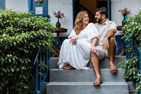 ensaio pre wedding de casal no engenho Pituaçu e na praia de barra de cunhau em canguaretama, fotos para casamento em natal, fim de tarde chuvoso no trapiche, mar, chuva, amor, pedido de casamento com alianças e fotos divertidas e descontraídas que conta '