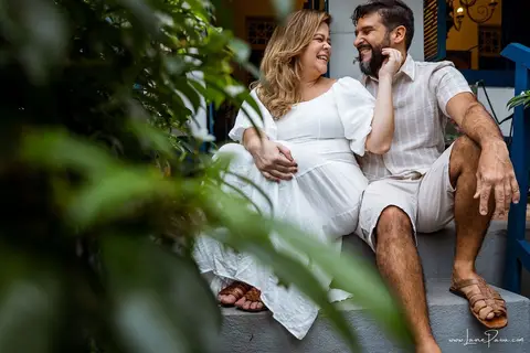 ensaio pre wedding de casal no engenho Pituaçu e na praia de barra de cunhau em canguaretama, fotos para casamento em natal, fim de tarde chuvoso no trapiche, mar, chuva, amor, pedido de casamento com alianças e fotos divertidas e descontraídas que conta '