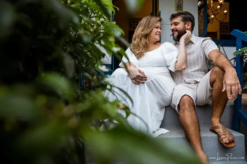 ensaio pre wedding de casal no engenho Pituaçu e na praia de barra de cunhau em canguaretama, fotos para casamento em natal, fim de tarde chuvoso no trapiche, mar, chuva, amor, pedido de casamento com alianças e fotos divertidas e descontraídas que conta '