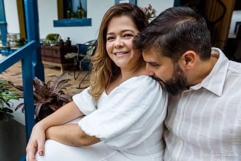 ensaio pre wedding de casal no engenho Pituaçu e na praia de barra de cunhau em canguaretama, fotos para casamento em natal, fim de tarde chuvoso no trapiche, mar, chuva, amor, pedido de casamento com alianças e fotos divertidas e descontraídas que conta '