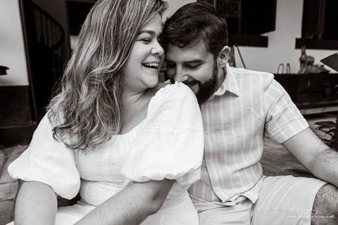 ensaio pre wedding de casal no engenho Pituaçu e na praia de barra de cunhau em canguaretama, fotos para casamento em natal, fim de tarde chuvoso no trapiche, mar, chuva, amor, pedido de casamento com alianças e fotos divertidas e descontraídas que conta '