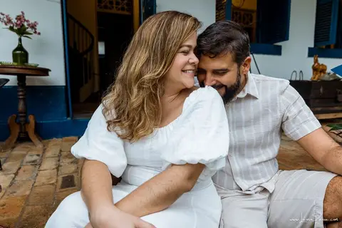 ensaio pre wedding de casal no engenho Pituaçu e na praia de barra de cunhau em canguaretama, fotos para casamento em natal, fim de tarde chuvoso no trapiche, mar, chuva, amor, pedido de casamento com alianças e fotos divertidas e descontraídas que conta '