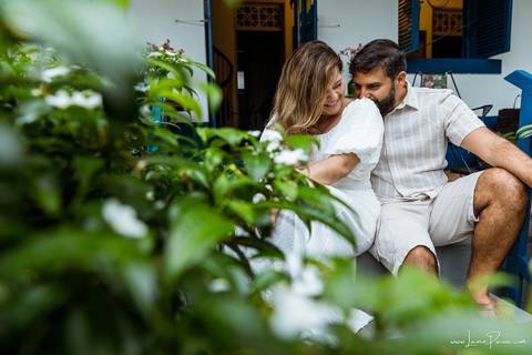 ensaio pre wedding de casal no engenho Pituaçu e na praia de barra de cunhau em canguaretama, fotos para casamento em natal, fim de tarde chuvoso no trapiche, mar, chuva, amor, pedido de casamento com alianças e fotos divertidas e descontraídas que conta '