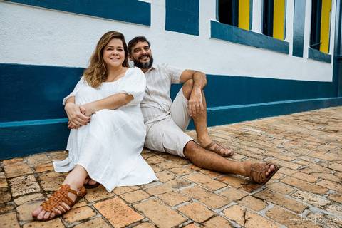 ensaio pre wedding de casal no engenho Pituaçu e na praia de barra de cunhau em canguaretama, fotos para casamento em natal, fim de tarde chuvoso no trapiche, mar, chuva, amor, pedido de casamento com alianças e fotos divertidas e descontraídas que conta '