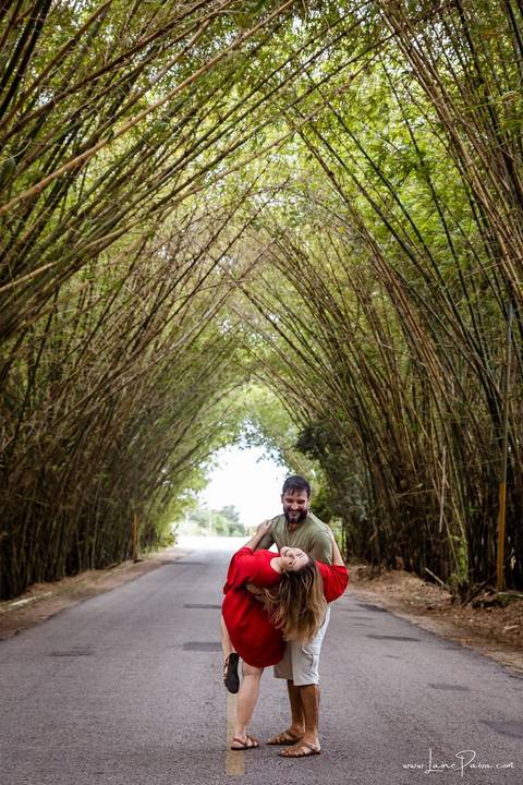 ensaio pre wedding de casal no engenho Pituaçu e na praia de barra de cunhau em canguaretama, fotos para casamento em natal, fim de tarde chuvoso no trapiche, mar, chuva, amor, pedido de casamento com alianças e fotos divertidas e descontraídas que conta '
