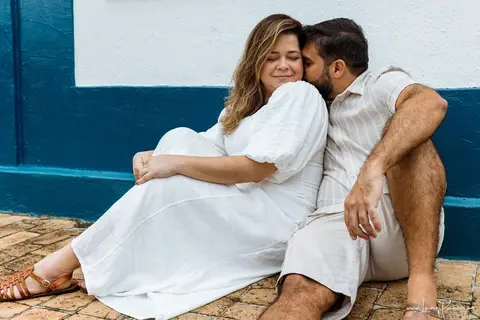 ensaio pre wedding de casal no engenho Pituaçu e na praia de barra de cunhau em canguaretama, fotos para casamento em natal, fim de tarde chuvoso no trapiche, mar, chuva, amor, pedido de casamento com alianças e fotos divertidas e descontraídas que conta '