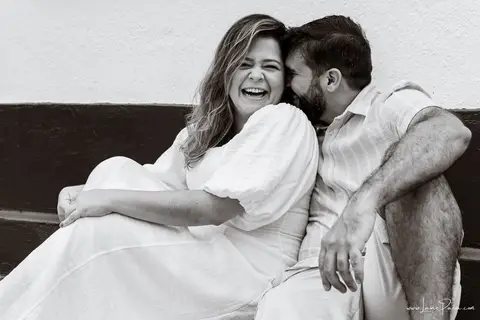 ensaio pre wedding de casal no engenho Pituaçu e na praia de barra de cunhau em canguaretama, fotos para casamento em natal, fim de tarde chuvoso no trapiche, mar, chuva, amor, pedido de casamento com alianças e fotos divertidas e descontraídas que conta '