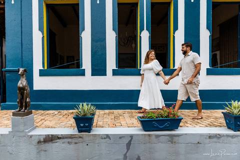 ensaio pre wedding de casal no engenho Pituaçu e na praia de barra de cunhau em canguaretama, fotos para casamento em natal, fim de tarde chuvoso no trapiche, mar, chuva, amor, pedido de casamento com alianças e fotos divertidas e descontraídas que conta '