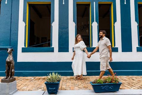 ensaio pre wedding de casal no engenho Pituaçu e na praia de barra de cunhau em canguaretama, fotos para casamento em natal, fim de tarde chuvoso no trapiche, mar, chuva, amor, pedido de casamento com alianças e fotos divertidas e descontraídas que conta '