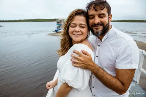 ensaio pre wedding de casal no engenho Pituaçu e na praia de barra de cunhau em canguaretama, fotos para casamento em natal, fim de tarde chuvoso no trapiche, mar, chuva, amor, pedido de casamento com alianças e fotos divertidas e descontraídas que conta '