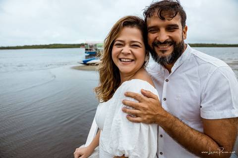 ensaio pre wedding de casal no engenho Pituaçu e na praia de barra de cunhau em canguaretama, fotos para casamento em natal, fim de tarde chuvoso no trapiche, mar, chuva, amor, pedido de casamento com alianças e fotos divertidas e descontraídas que conta '