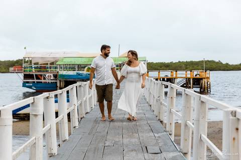 ensaio pre wedding de casal no engenho Pituaçu e na praia de barra de cunhau em canguaretama, fotos para casamento em natal, fim de tarde chuvoso no trapiche, mar, chuva, amor, pedido de casamento com alianças e fotos divertidas e descontraídas que conta '