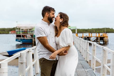 ensaio pre wedding de casal no engenho Pituaçu e na praia de barra de cunhau em canguaretama, fotos para casamento em natal, fim de tarde chuvoso no trapiche, mar, chuva, amor, pedido de casamento com alianças e fotos divertidas e descontraídas que conta '