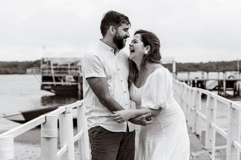 ensaio pre wedding de casal no engenho Pituaçu e na praia de barra de cunhau em canguaretama, fotos para casamento em natal, fim de tarde chuvoso no trapiche, mar, chuva, amor, pedido de casamento com alianças e fotos divertidas e descontraídas que conta '