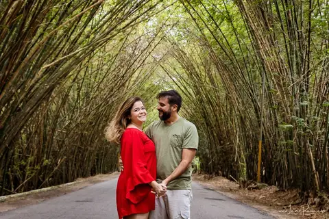 ensaio pre wedding de casal no engenho Pituaçu e na praia de barra de cunhau em canguaretama, fotos para casamento em natal, fim de tarde chuvoso no trapiche, mar, chuva, amor, pedido de casamento com alianças e fotos divertidas e descontraídas que conta '